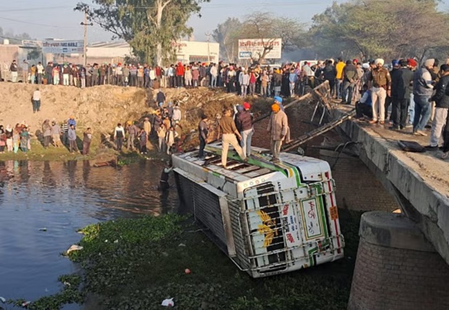 Faridkot Big Accident: पंजाब के फरीदकोट में ट्रक से टक्कर के बाद नाले में गिरी बस; पांच लोगों की माैत, 40 से ज्यादा घायल