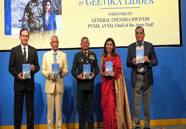 ‘आई एम ए सोल्जर्स वाइफ’ पुस्तक का सेना प्रमुख भारतीय सेना प्रमुख जनरल उपेंद्र द्विवेदी ने किया विमोचन