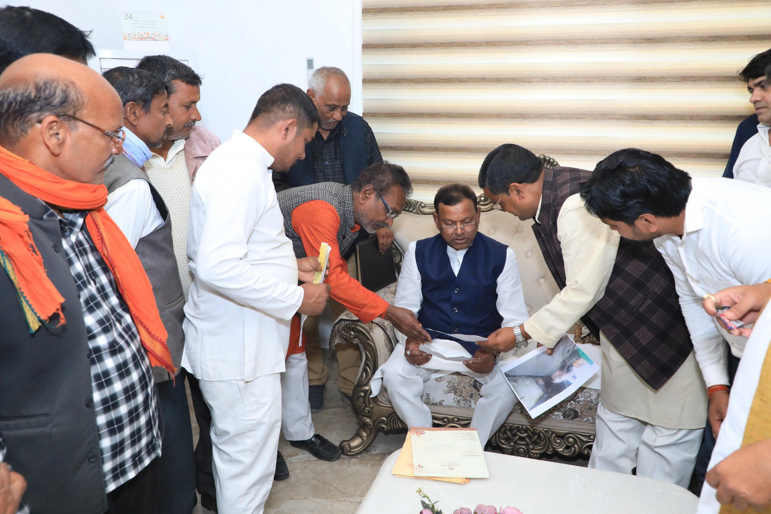 केंद्रीय मंत्री ने की जनसुनवाई:लोगों ने विभिन्न समस्याओं से कराया अवगत,अधिकारियों को समाधान के दिए निर्देश