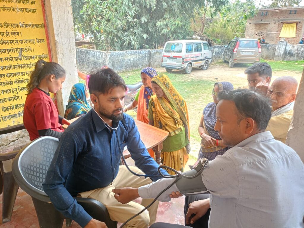 मैक्स सिटी हॉस्पिटल द्वारा दुर्गापुर गांव में लगाया गया नि:शुल्क स्वास्थ्य जांच शिविर