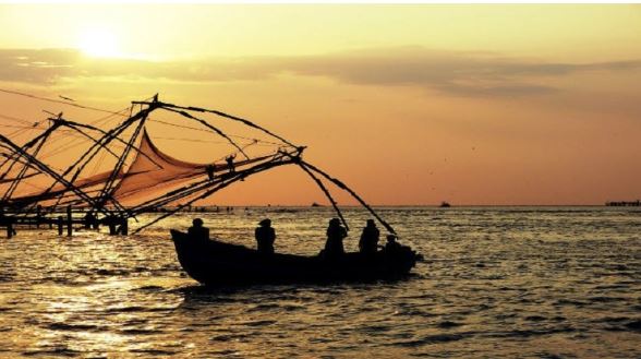 Sri Lankan Navy Indian fishermen : श्रीलंकाई नौसेना ने 32 भारतीय मछुआरों को किया गिरफ्तार , जब्त की पांच नौकाएं