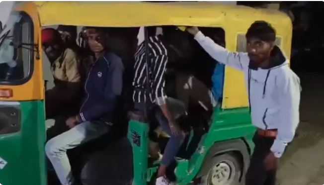Viral Video : ऑटो ड्राइवर 19 सवारियां बैठाकर भर रहा था फर्राटा, पुलिस ने की कार्रवाई