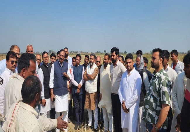 सांसद राजकुमार चाहर ने जुगसेना और सिंग़ना का किया दौरा, बोले-जो फसल बोएगा वही फसल कटेगा