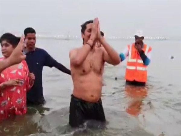 Maha Kumbh Mela 2025: फेमस सिंगर शान ने ने महाकुंभ पहुंच संगम में लगाई डुबकी