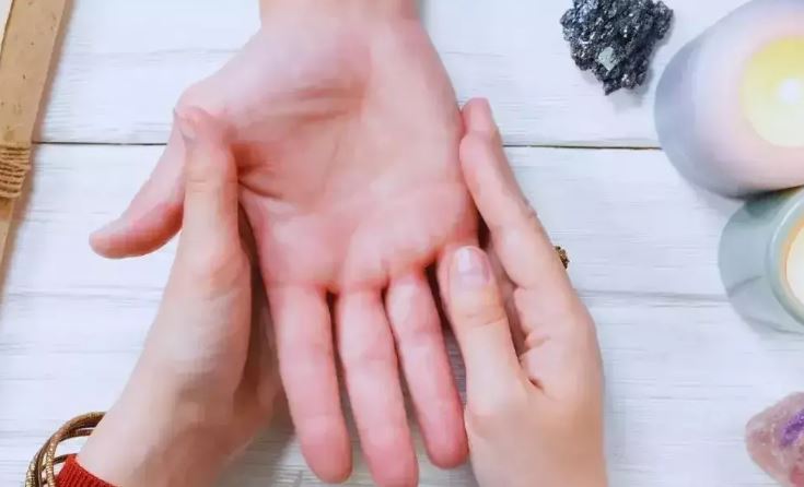  Palm Color Changes Personality : गुलाबी हथेली अक्सर आशावादी स्वभाव का संकेत देती है,  हथेली के रंग में छिपा है व्यक्तित्व का राज
