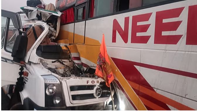 Purvanchal Expressway Road Accident : पूर्वांचल एक्सप्रेस वे पर खड़ी बस में जा घुसी श्रद्धालुओं से भरी टैम्पो ट्रेवलर, चार की मौके पर मौत, 19 घायल