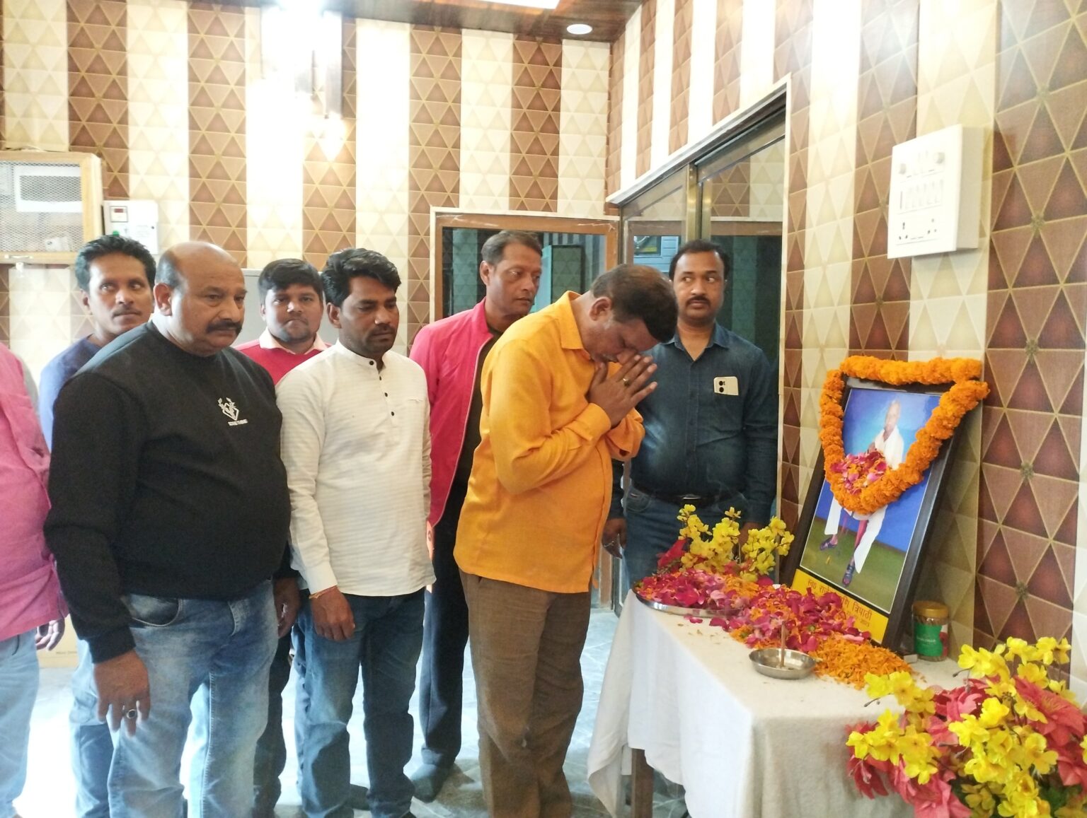 स्व.राजेंद्र मणि त्रिपाठी की द्वितीय पुण्यतिथि पर नौतनवा अध्यक्ष सहित गणमान्य लोगों ने दी श्रद्धांजलि