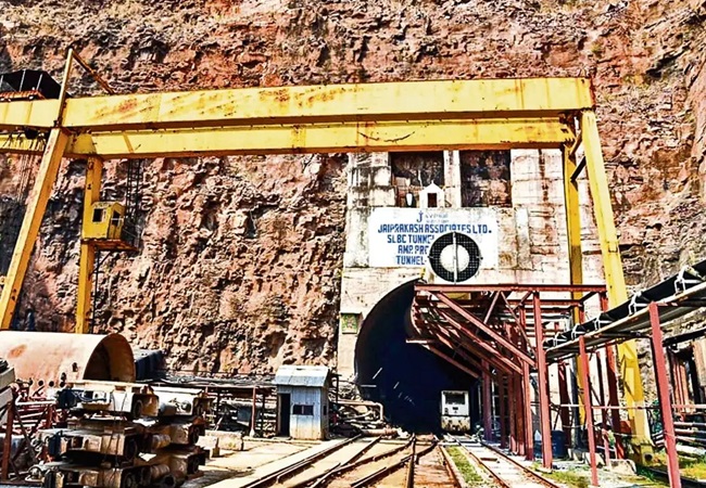 Telangana Tunnel Accident: श्रीशैलम टनल के अंदर से नहीं मिल रहा कोई रिस्पांस, सुरंग में फंसे मजदूरों के परिजनों को अब ईश्वर पर भरोसा