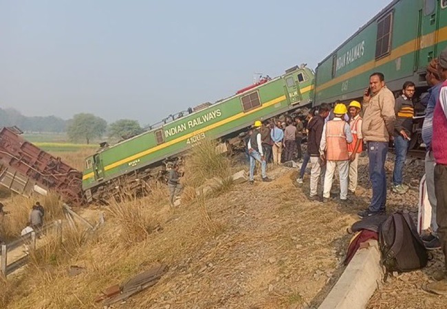 UP Train Accident: फतेहपुर में दो मालगाड़ियों की भीषण टक्कर; गार्ड कोच और इंजन पटरी से उतरे