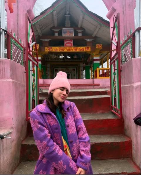 उर्फी जावेद महाशिवरात्रि पर्व के महादेव के मंदिर पहुंची, अपने फैन को दी दी बधाई