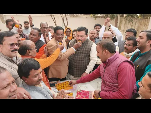 जीत के जश्न में डूबे भाजपाई,आतिशबाजी कर मनाईं खुशियां