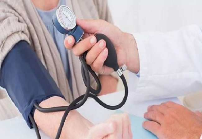 Control high blood pressure without medicine: बिना दवा खाएं ऐसे कंट्रोल करें हाई ब्लड प्रेशर की दिक्कत, फॉलो करें ये टिप्स