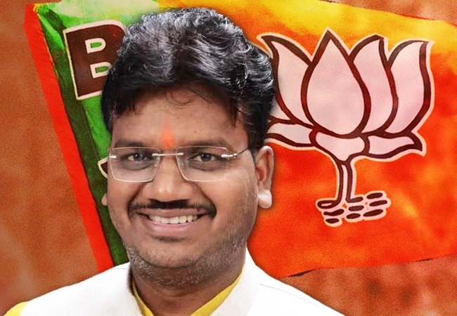 मिल्कीपुर सीट पर बीजेपी के चंद्रभानु पासवान की 65 हजार से ज्यादा वोटों से बड़ी जीत, प्रमाण पत्र लेने पहुंचे