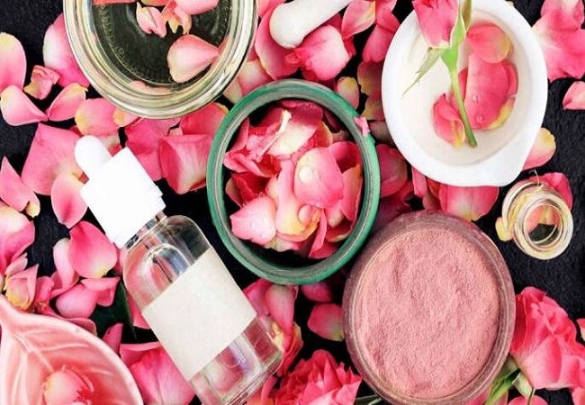 facial with rose flowers at home: अपने चेहरे पर गुलाबी निखार पाने के लिए घर में ऐसे करें गुलाब के फूल से फेशियल