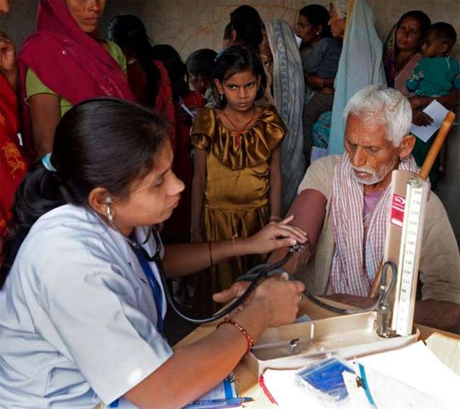 यूपी की स्वास्थ्य सेवा बेहाल, 200 बेड का तिलोई मेडिकल कॉलेज प्रिंसिपल और संविदा के भरोसे, अमेठी में 11 PHC पर एक भी MBBS नहीं