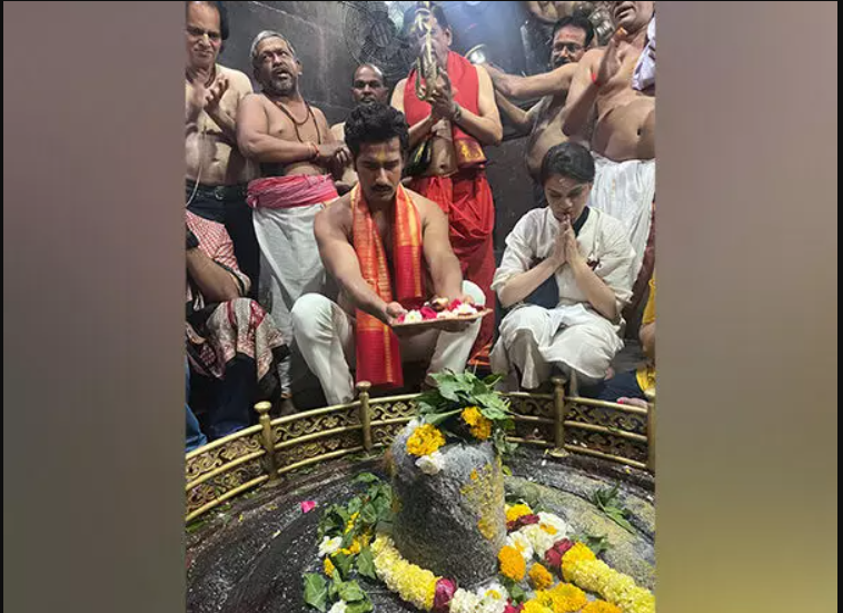 छावा रिलीज से पहले Vicky Kaushal ने ग्रिशनेश्वर मंदिर में की पूजा-अर्चना