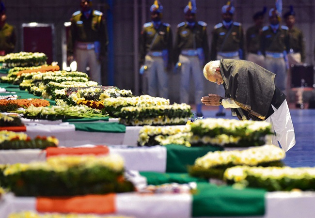 Pulwama Attack: पीएम मोदी से लेकर राहुल गांधी तक, तमाम नेताओं ने पुलवामा हमले के शहीदों को किया याद; जानें- किसने क्या कहा