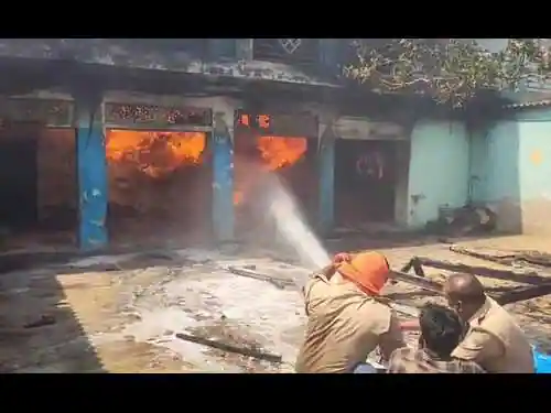 महराजगंज में भीषण आग से धू-धूकर जला घर, दो लोग झुलसे