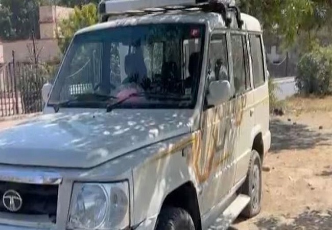 Lucknow News: कार का टायर फटने से हादसा, अनियंत्रित होकर डिवाइडर से टकराई, दो लोगो की मौत