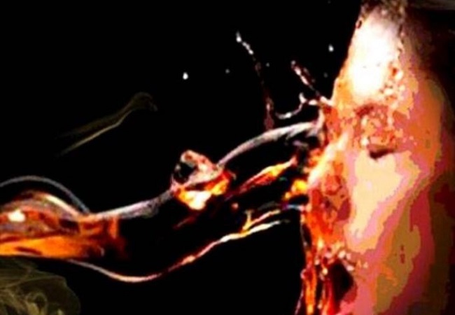 Moradabad News: कोर्ट परिसर में दिनदहाड़े महिला वकील पर एसिड अटैक, गंभीर घायल