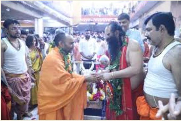 अखिल भारतीय अखाड़ा परिषद के अध्यक्ष रविन्द्र पुरी महाराज पहुंचे महाकाल के दरबार, की पूजा-अर्चना