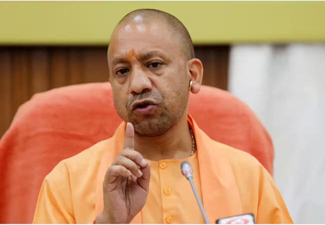 सीएम योगी की सुरक्षा में बड़ी चूक, गलत हेलीपैड पर उतरा हेलिकॉप्टर, मचा हड़कंप