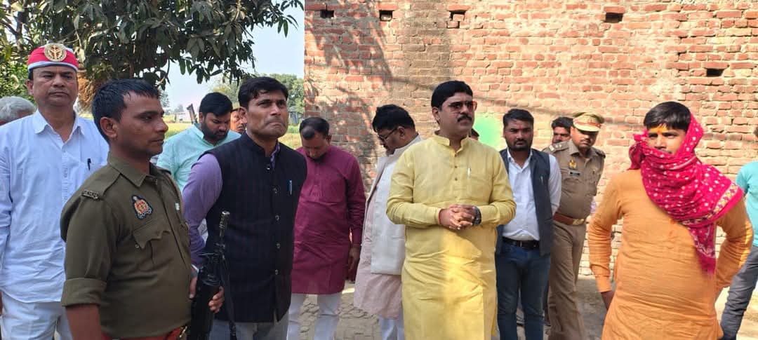 हादसे में मृत छात्राओं के घर विधायक नौतनवा के साथ पहुंचे एसडीएम,हर संभव मदद का आश्वासन