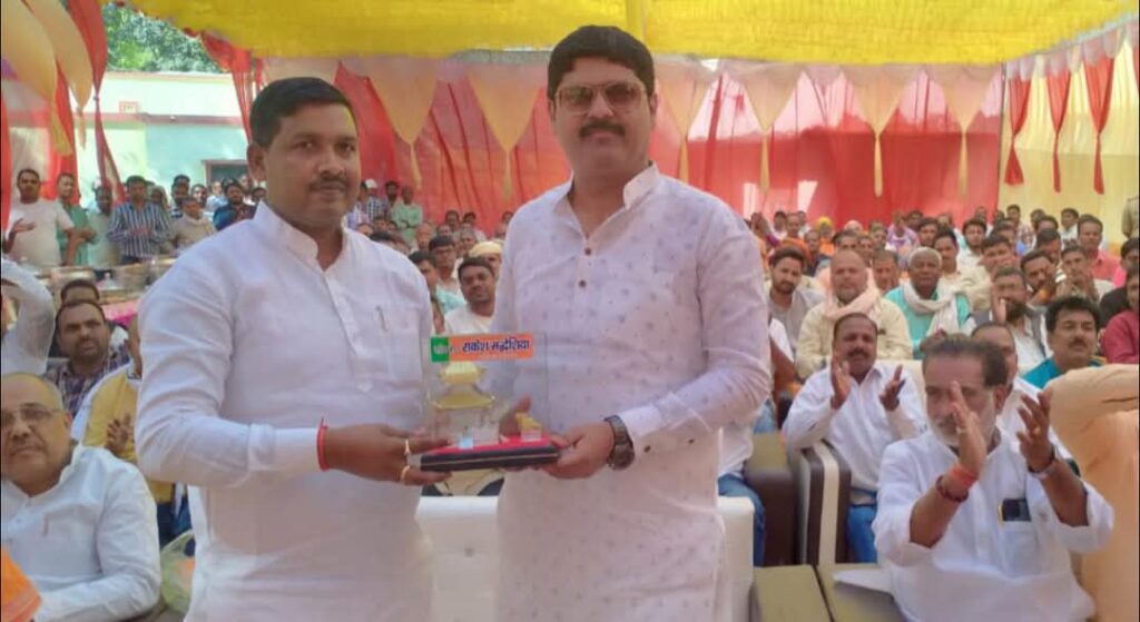 नौतनवा ब्लॉक में होली मिलन समारोह,पुष्प वर्षा कर विधायक ने खेली होली 