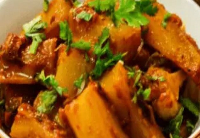 Gobhi Ke Danthal ki sabji: बेकार समझ कर फेंक देती है गोभी की डंठल, तो आज ट्राई करें इसकी टेस्टी सब्जी बनाने का तरीका