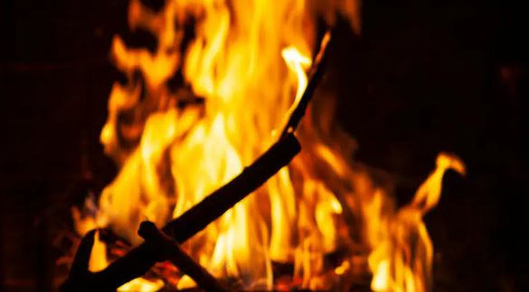 Holika dahan 2025 : होलिका दहन के लिए है सिर्फ इतने मिनट का मुहूर्त, रहेगा भद्रा का साया