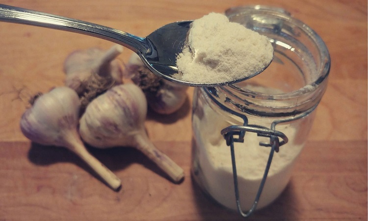 How to make garlic powder: घर में ऐसे बनाएं लहसुन का पाउडर, कई दिनों तक कर सकती है इसे स्टोर