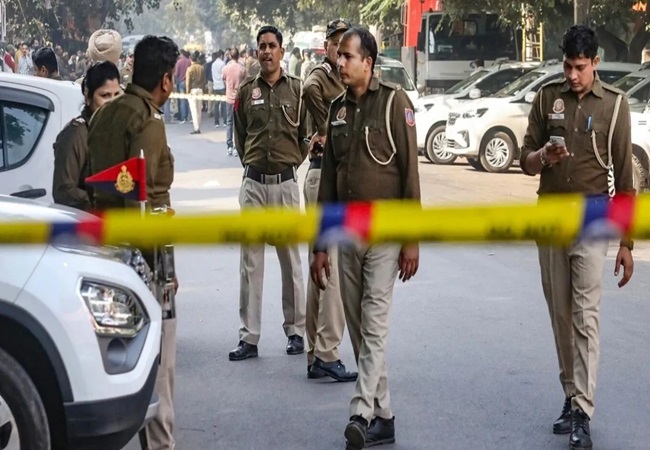 IFS Officer Suicide: दिल्ली के चाणक्यपुरी इलाके में आईएफएस ने इमारत से कूदकर की आत्महत्या! जांच में जुटी पुलिस