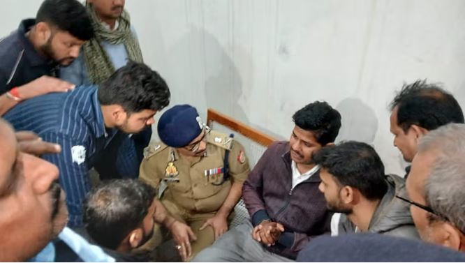 Sitapur Journalist Murder Case : पत्नी की तहरीर पर अज्ञात हमलावरों के विरुद्ध हत्या का केस दर्ज, हुआ अंतिम संस्कार