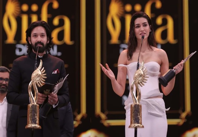 IIFA Awards 2025 Winners List: अमर सिंह ‘चमकीला’ को बेस्ट फिल्म और ‘पंचायत सीजन 3’ को बेस्ट सीरीज का अवॉर्ड, कृति-विक्रांत ने भी जीती ट्रॉफी