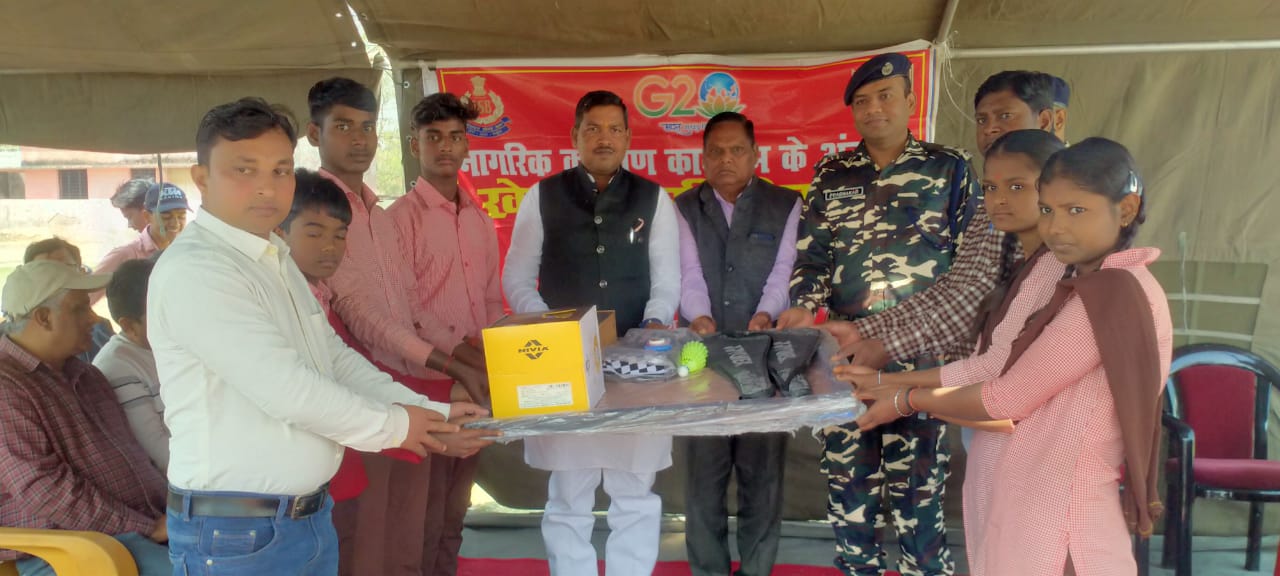 एसएसबी के नागरिक कल्याण कार्यक्रम में ब्लॉक प्रमुख ने बच्चों में वितरित किए खेल उपकरण