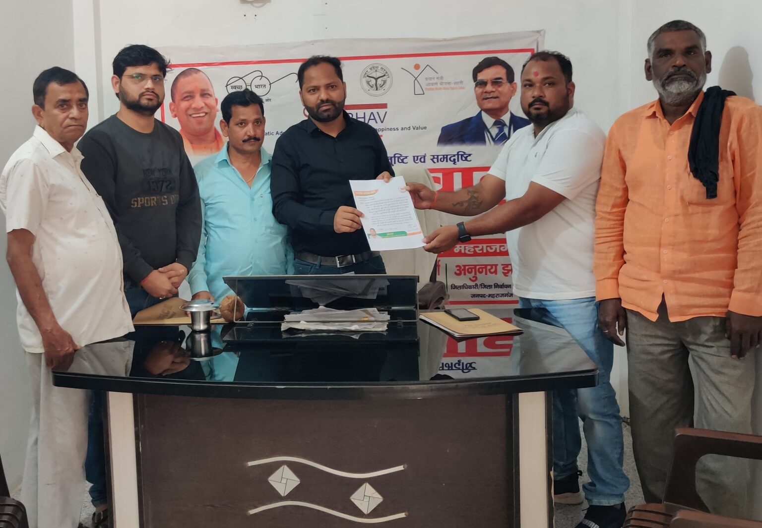 भाजपा नेता ने अधिशासी अधिकारी को सौंपा मांग पत्र