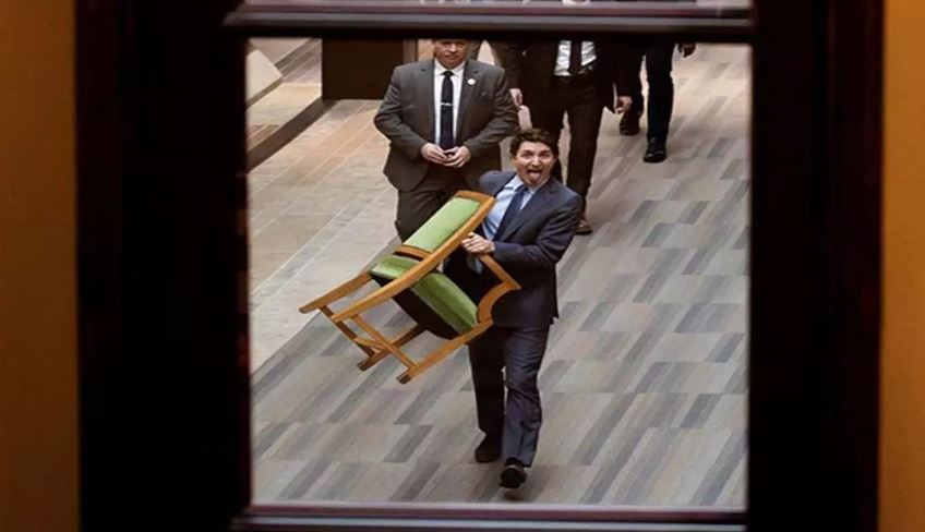 Justin Trudeau : जस्टिन ट्रूडो का मजेदार अंदाज ,  हाथ में कुर्सी लेकर हाउस ऑफ कॉमन्स से बाहर निकले