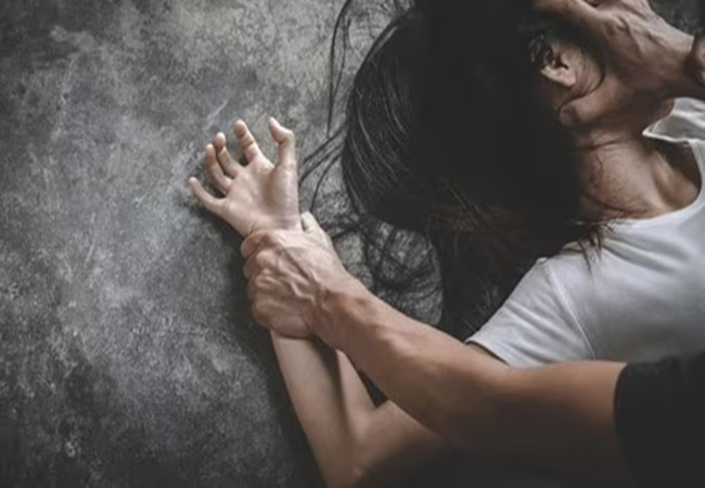इंस्टाग्राम पर लंदन की महिला से की दोस्ती, फिर दिल्ली बुलाया और साथी के मिलकर बनाया हवस का शिकार