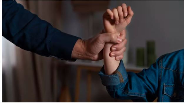 फिजियोथेरेपिस्ट ने महिला को बेहोशी का इंजेक्शन देकर बनाया न्यूड वीडियो और फिर किया घिनौना काम, पुलिस जांच में जुटी