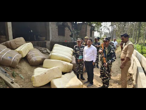 नौतनवा में छापेमारी तस्करी के लिए रखा लाखों का कपड़ा बरामद