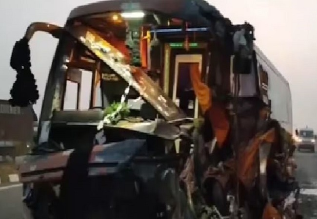 Road accident: महाकुंभ से लौट रही सवारियों से भरी बस की खड़ी ट्रक से टक्कर, चार लोगो की मौत, कई घायल