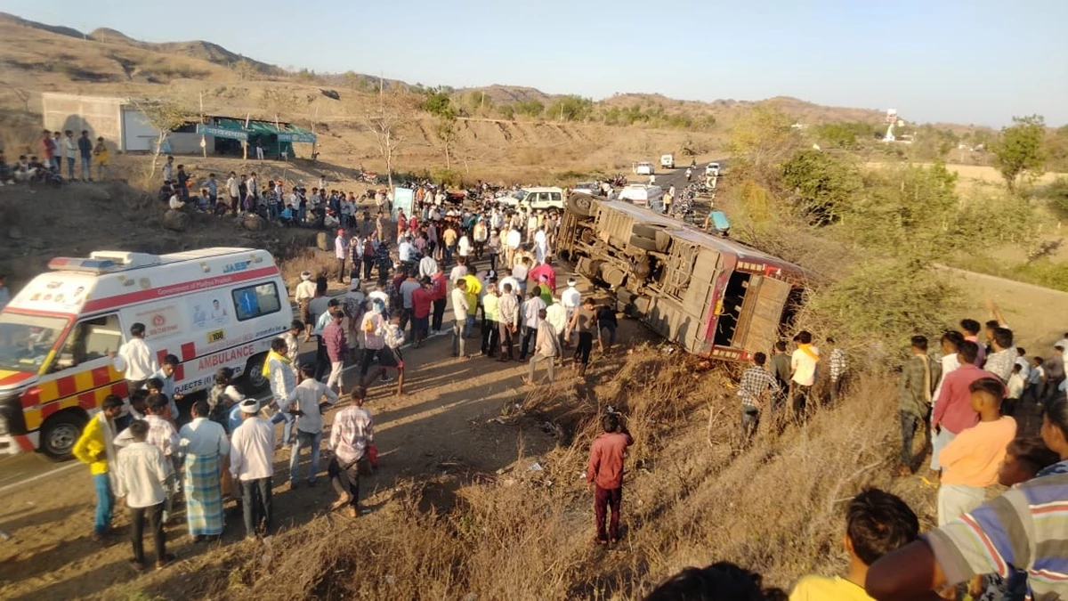 सेंधवा स्टेट हाइवे पर मजदूरों से भरी बस पलटी, मासूम की मौत