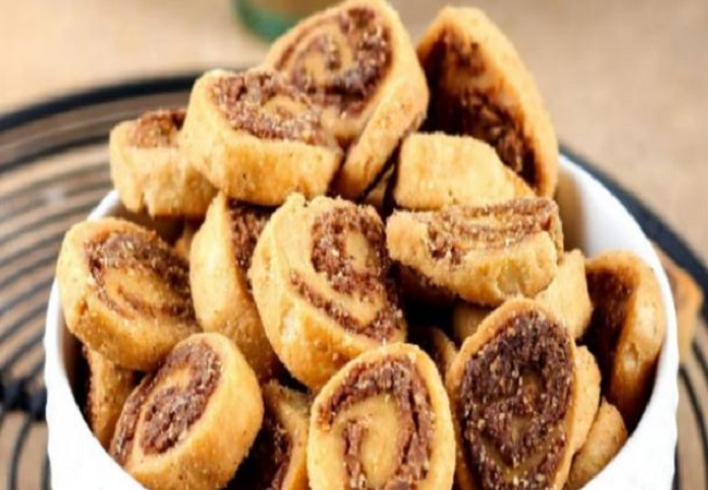 मेहमानों को सर्व करना है या चाय के साथ खाना हो ट्राई करें टेस्टी कुरकुरे बाकरवड़ी या भाकरबड़ी की रेसिपी