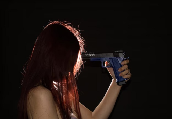 एक्ट्रेस ने सिर पर खुद को गोली मारकर किया सुसाइड, आत्महत्या का कारण नहीं चल पाया पता, इंडस्ट्री में शोक की लहर