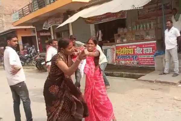 तहसील गेट पर भाइयों के बीच खूनी संघर्ष,संपत्ति विवाद में महिला घायल