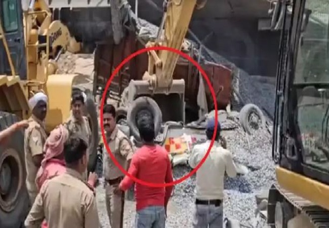 मिर्जापुर में एंबुलेंस पर पलटा गिट्टी से लदा ट्रक, अस्पताल जा रही गर्भवती समेत चार लोगों की दर्दनाक मौत
