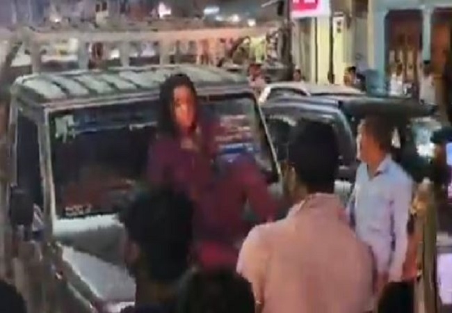 Viral video: पति की बेवफाई से दुखी महिला ने बीच सड़क पर कार के बोनट पर बैठ किया हाई वोल्टेज ड्रामा