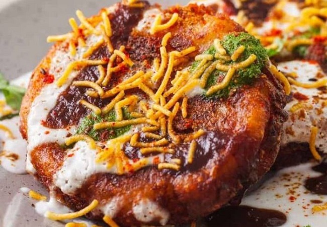 Aloo tikki chaat: घर में बेहद आसानी से बनती है आलू टिक्की चाट, आज ट्राई करें फेमस स्ट्रीट फूड की रेसिपी