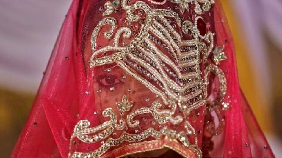गजब : दिखाया बेटी को निकाह करा दिया विधवा मां से, विरोध करने पर रेप केस में फंसाने की धमकी, मेरठ SSP से लगाई गुहार
