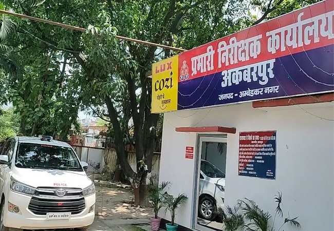 Ambedkar Nagar : सिपाही ने मकान मालकिन की मदद से महिला करता था दुष्कर्म, जज के आदेश पर दर्ज हुई एफआईआर